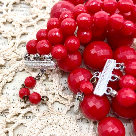 Vintage Three Strand Red Graduated Beaded Necklace Marked Hong Kong 20-23-" - Picture 7 of 11